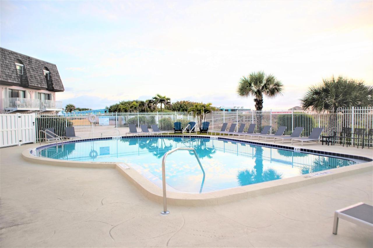 Chateau By The Sea Cocoa Beach Exterior photo