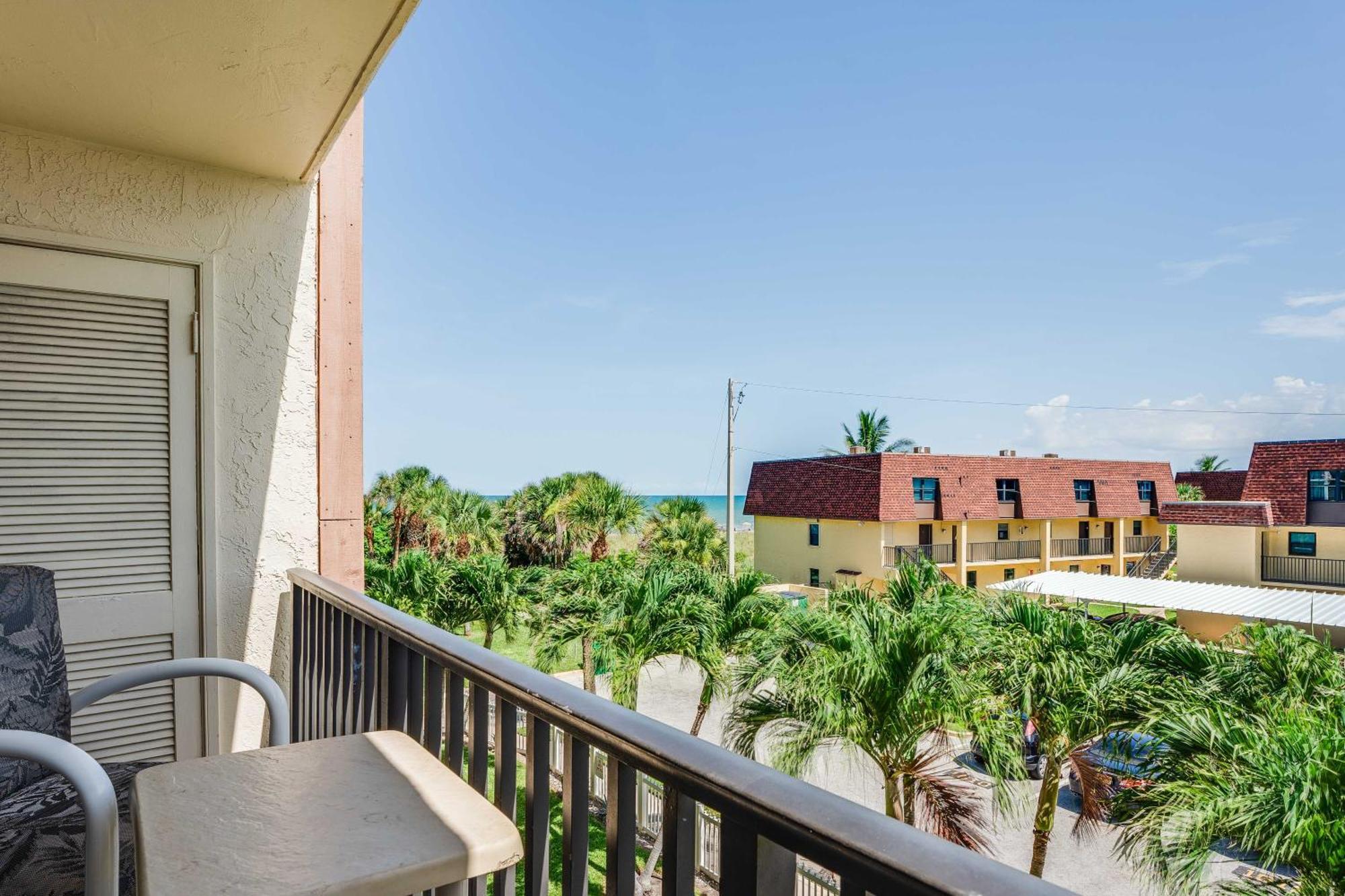 Chateau By The Sea Cocoa Beach Exterior photo